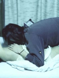 Азиатка раздвинула рогатку в кровати перед своим парнем