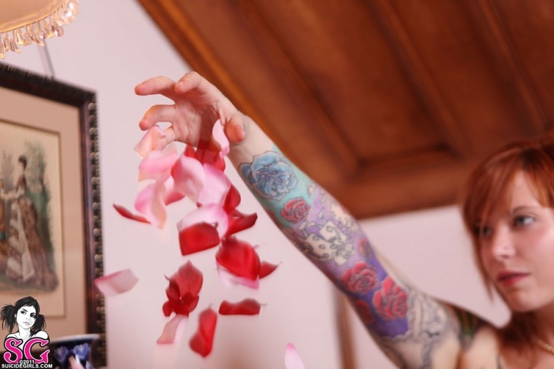 Рыжая телка с татуировками принимает ванну с лепестками роз 28 фото