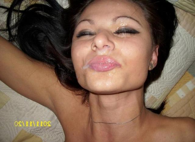 Милашка принимает на лицо сперму после минета бойфренду 11 фото