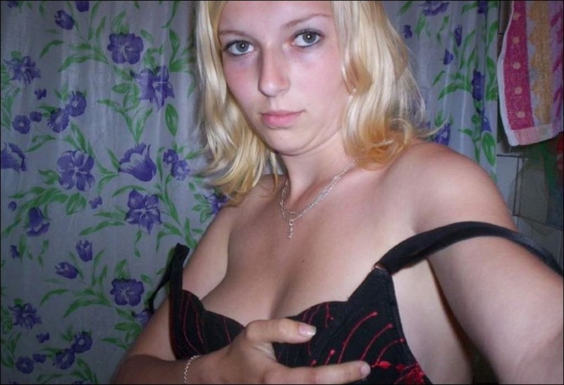 Русская блондинка с большими сиськами делает голые селфи 25 фото