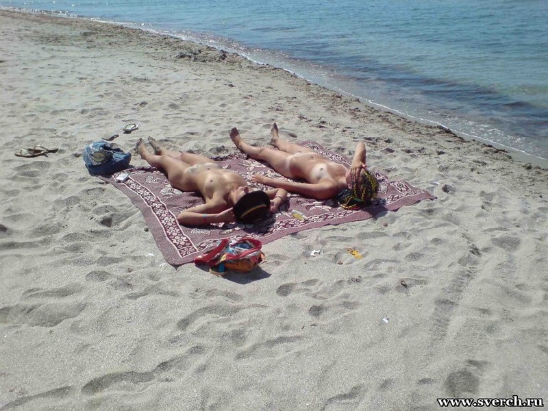 Голые подружки загорают на нудистском пляже (тайная съёмка) 8 фото