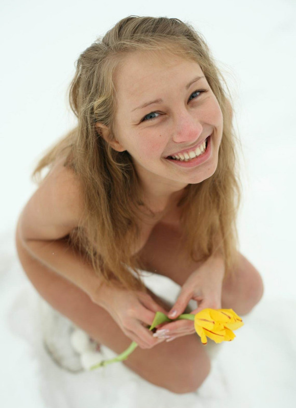 18летняя девушка в сапогах позирует на снегу с тюльпанами голая 2 фото