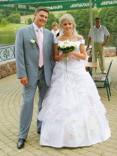Украинская невеста в рваных чулках сняла платье перед мужем