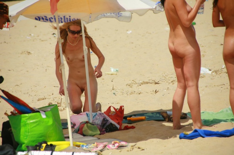 Стройные телки пришли отдыхать на нудистский пляж 1 фото