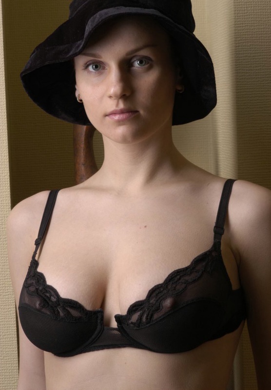 Французская женщина в шляпе показывает свою сексуальность 10 фото