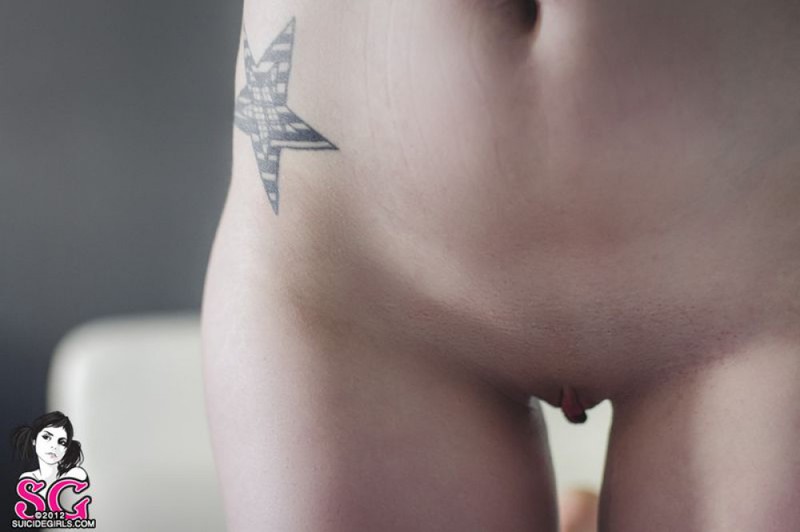 Стильная неформалка демонстрирует татуировки 6 фото