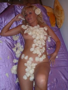 Русская жена позирует голая с лепестками роз на камеру