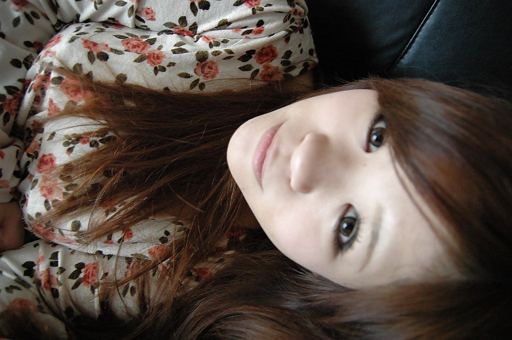 Молодая азиатка раздевается и позирует голой на кровати 2 фото